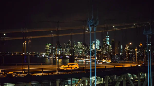 New York şehir manzarası ile köprüde geceleri taksi 