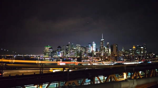 New York Şehir Manzarası Ile Köprüde Geceleri Taksi — Stok fotoğraf