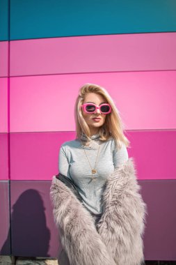 Renkli arka plan üzerinde poz kadın moda