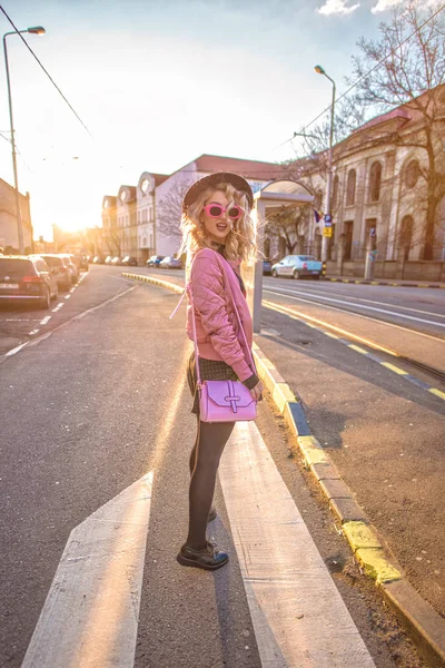 Gün batımı, sokak stil trendy ve şık kadın