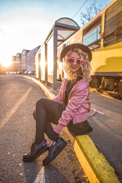 Gün batımı, sokak stil trendy ve şık kadın