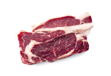 Beyaz arka planda izole edilmiş taze çiğ biftek.