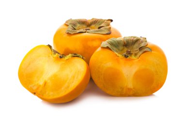 Beyaz arka planda izole edilmiş taze olgun hurma ağaçları.