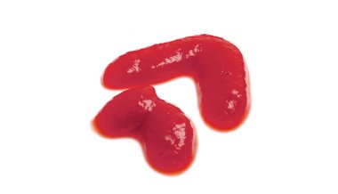 Beyaz arkaplanda izole edilmiş domates sosu