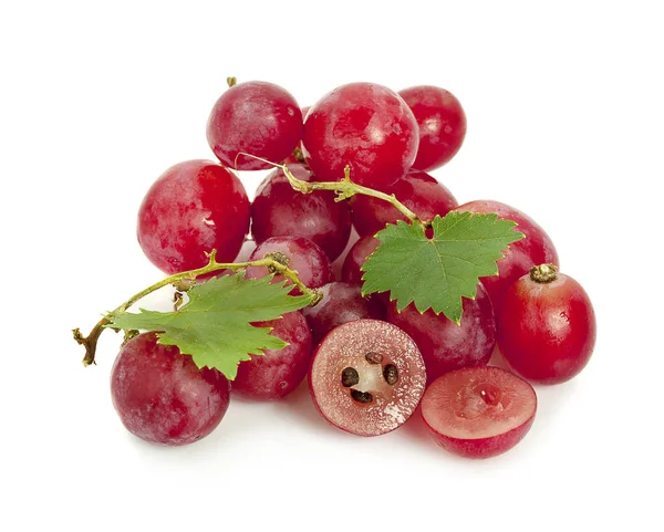 Красный виноград с листом на белом фоне — стоковое фото