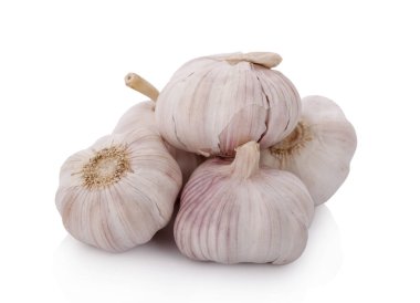 Beyaz arkaplanda sarımsak izole edilmiş.
