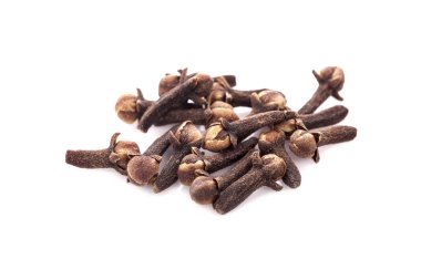 beyaz arkaplanda kuru karanfiller