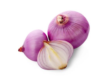 Beyaz arka planda pişirmek için soğan dilimleri.