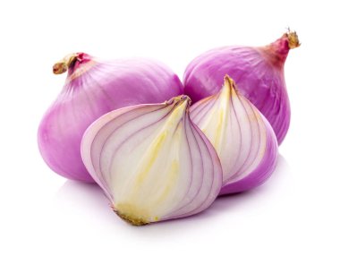 Beyaz arka planda pişirmek için soğan dilimleri.