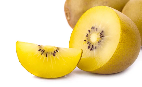 Gele kiwi vruchten op witte achtergrond — Stockfoto
