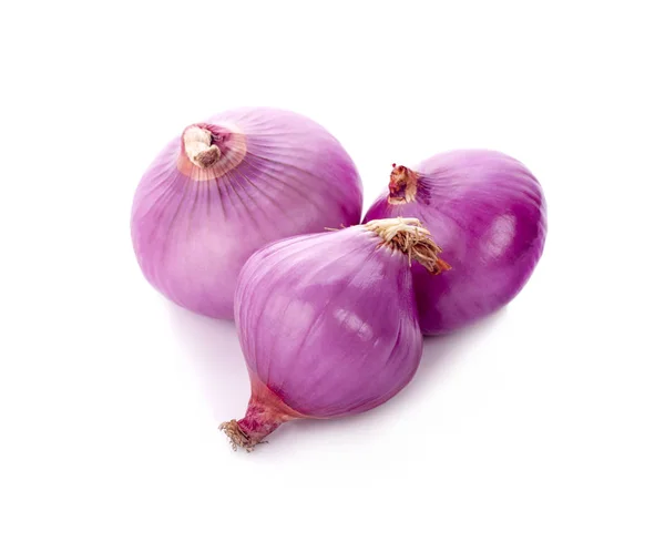 Rodajas de cebolla chalota para cocinar sobre fondo blanco. — Foto de Stock