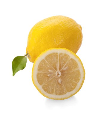 Beyaz arkaplanda taze limon