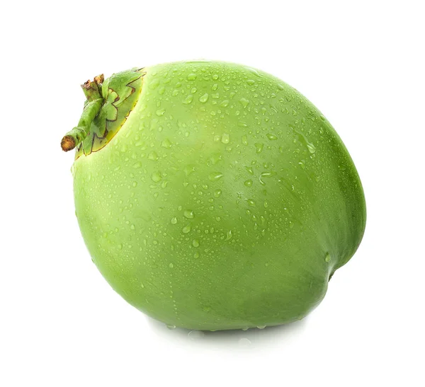 Капля зеленого кокоса на белом фоне — стоковое фото