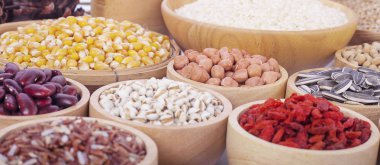 Tahıl taneleri, tohumlar, ahşap arka planda fasulyeler.