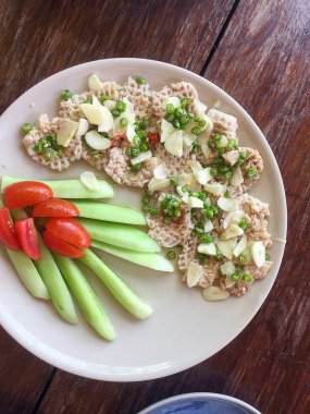 Domuz eti limon baharatlı tatlı sos ile