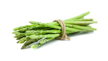 Kuşkonmaz beyaz arkaplanda izole