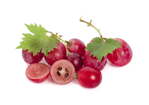 Червоний виноград з листям ізольовано на білому тлі — стокове фото