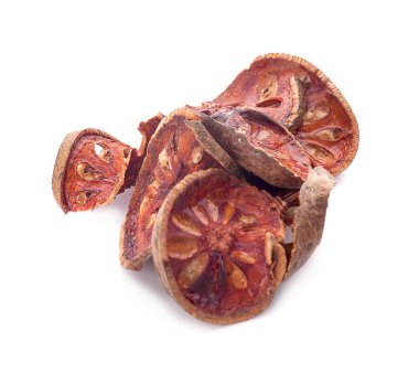 Beyaz zemin üzerinde kuru Bael Meyve Çayı (Aegle marmelos) izole