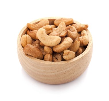beyaz arka planda izole edilmiş kaju fıstığı