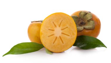 Tropikal meyve Trabzon hurması. Kaki beyaz arka plan üzerinde yaprakları ile.