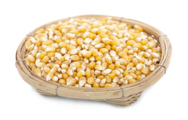 Beyaz arkaplanda izole edilmiş sepetteki sarı mısır