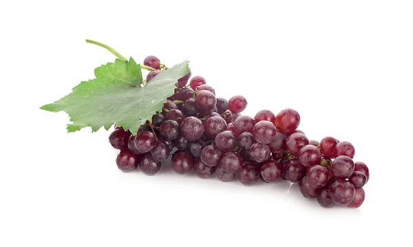 Uva roja con hoja aislada sobre fondo blanco —  Fotos de Stock