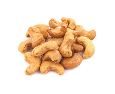 beyaz arka planda izole edilmiş kaju fıstığı