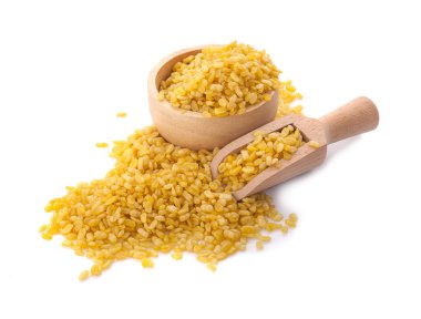 Tahta kaşık üzerinde beyaz backgro izole soyulmuş-split keşiş fasulye