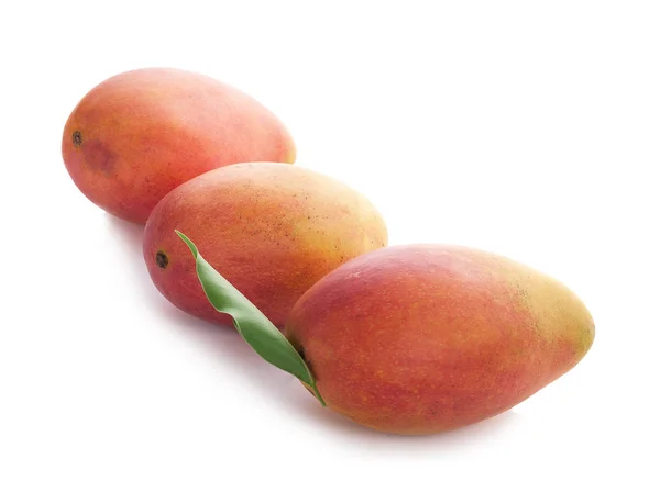 Соковитий десерт манго ізольований на білому тлі — стокове фото