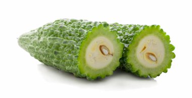 Beyaz arka planda izole edilmiş acı kabaklar.