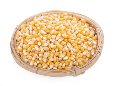 Beyaz arkaplanda izole edilmiş sepetteki sarı mısır