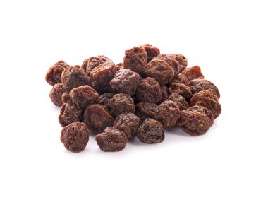 Kurumuş erikler beyaz arkaplanda izole edilmiş.