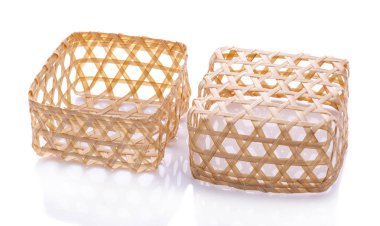 Beyaz zemin üzerinde izole ahşap sepet