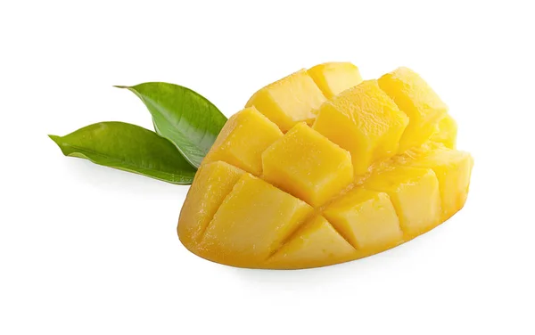 Fetta di mango con foglie verdi isolate su fondo bianco — Foto Stock