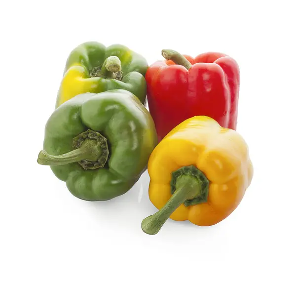 Giallo, rosso, verde, peperone dolce o peperone isolato su merluzzo — Foto Stock