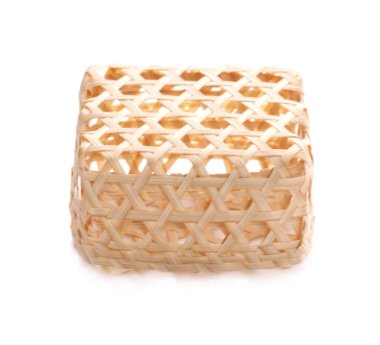 Beyaz zemin üzerinde izole ahşap sepet