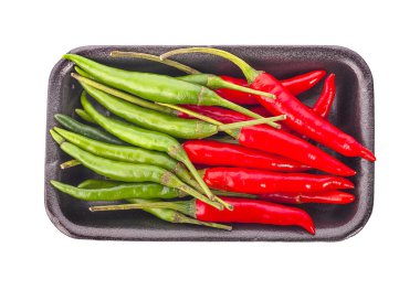 Kırmızı ve yeşil biber izole beyaz zemin üzerine sıcak