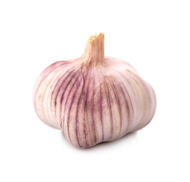 Beyaz arkaplanda sarımsak izole edilmiş.