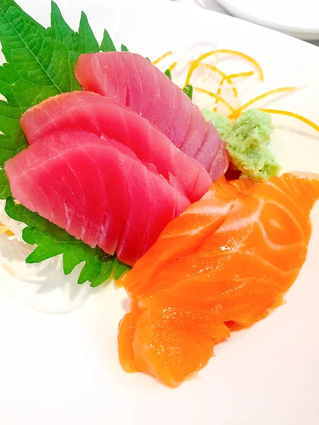 Lax sashimi och tonfisk sashimi maträtt — Stockfoto