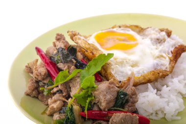 Pirinç tavada kızartılmış domuz eti ve fesleğen sahanda yumurta ile tepesinde