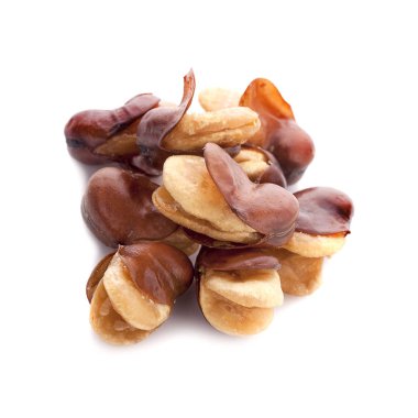 beyaz arkaplanda izole edilmiş fındık