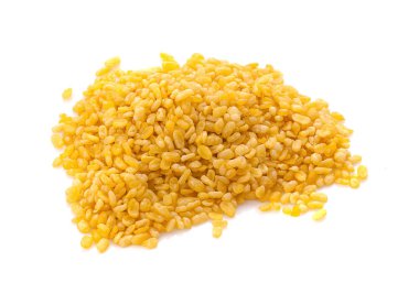 Tahta kaşık üzerinde beyaz backgro izole soyulmuş-split keşiş fasulye