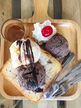 Bal tost. Şekerli tatlı.