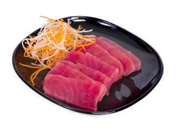 Beyaz arkaplanda çiğ ton balığı var..