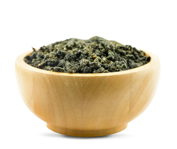 Сухий зелений довгий чай в дерев'яній мисці ізольований на білому тлі — стокове фото