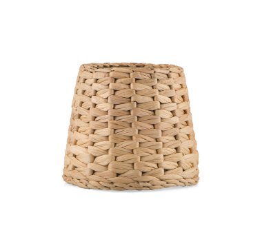 beyaz arka plan üzerinde hasır giysi sepeti