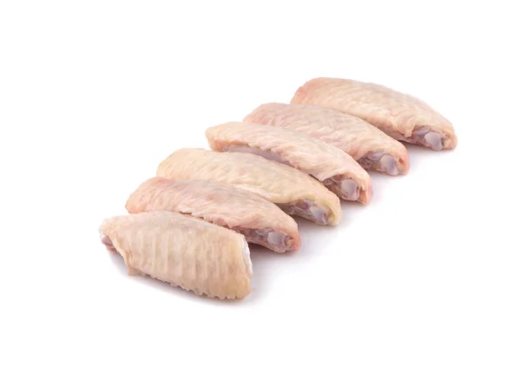 Beyaz arka planda çiğ tavuk kanadı.
