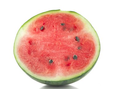 Beyaz arka planda izole edilmiş yarım karpuz