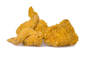 Kızarmış tavuk, beyaz arka planda izole edilmiş.