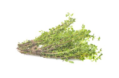 Taze yeşil kekik. İzole edilmiş beyaz bir kekik.